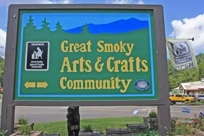 gatlinburg arts and crafts community sign