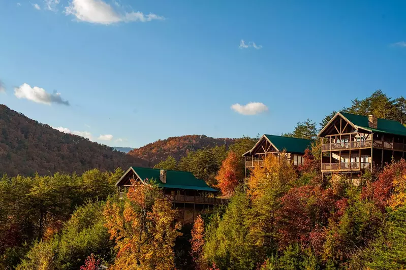 Beautiful photo of cabins in the mountains at Eagles Ridge Resort in Pigeon Forge TN.