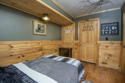 ER103 - Knotty Pine 20