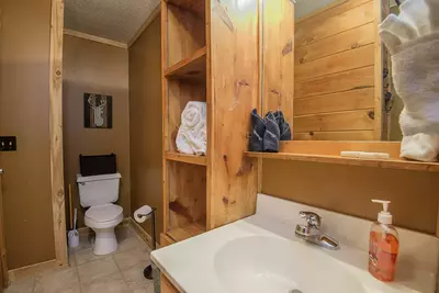 ER103 - Knotty Pine 28