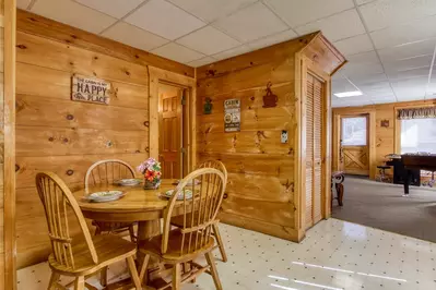 ER16 - Six Bear Lodge Cabin 11