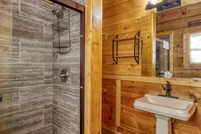 ER16 - Six Bear Lodge Cabin 18
