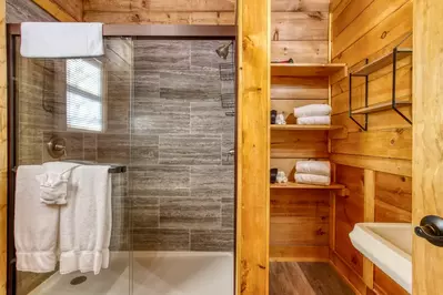 ER16 - Six Bear Lodge Cabin 19