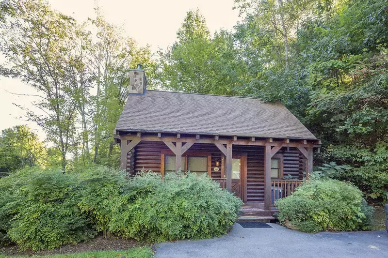 Cozy Creekside cabin exterior