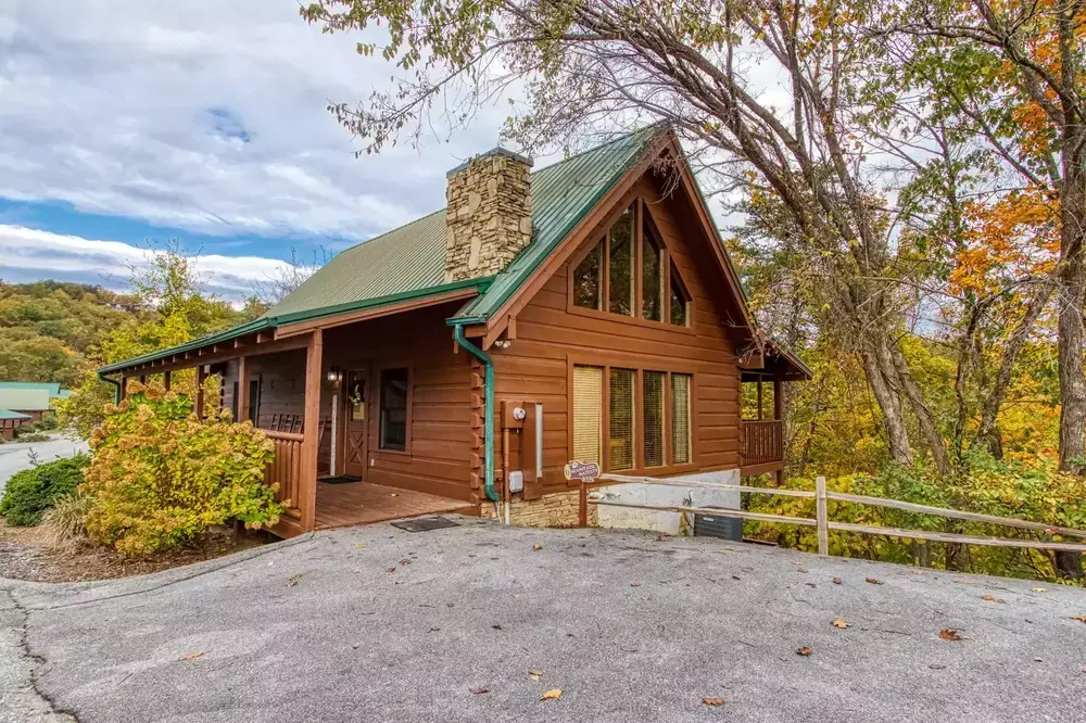 Mountain Majesty cabin with fall foliage and mountain view