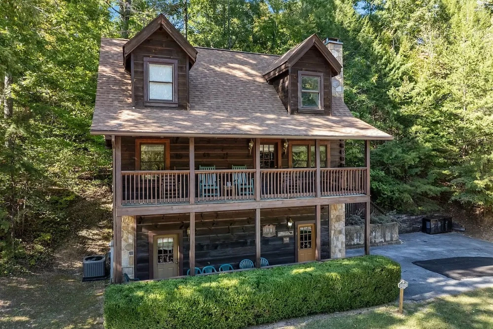 possum hollow is one of our Pigeon Forge resort cabins