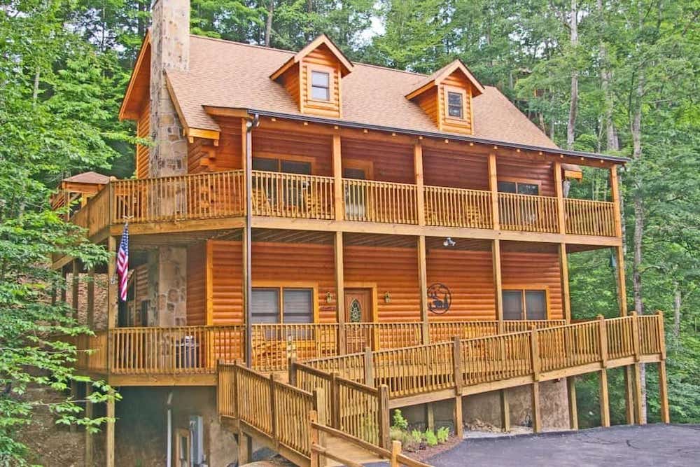 large cabin rental in Pigeon Forge